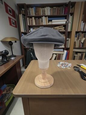 CAPAS LINEN GRAY BIG APPLE NEWS BOY CAP.